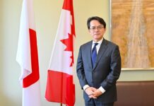 「多彩な日系コミュニティとの交流にすべてが新鮮」丸山浩平・在バンクーバー日本国総領事インタビュー 丸山浩平総領事、在バンクーバー日本国総領事館総領事室で。2022年10月24日。Photo by ©Koichi Saito