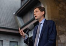 イービーBC次期州首相、11月18日に就任式 B.C. premier-designate David Eby meets lieutenant-governor Janet Austin, on October 26, 2022. Photo by Province of British Columbia Flickr
