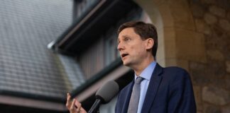 イービーBC次期州首相、11月18日に就任式 B.C. premier-designate David Eby meets lieutenant-governor Janet Austin, on October 26, 2022. Photo by Province of British Columbia Flickr