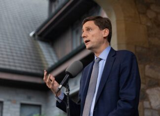 イービーBC次期州首相、11月18日に就任式 B.C. premier-designate David Eby meets lieutenant-governor Janet Austin, on October 26, 2022. Photo by Province of British Columbia Flickr