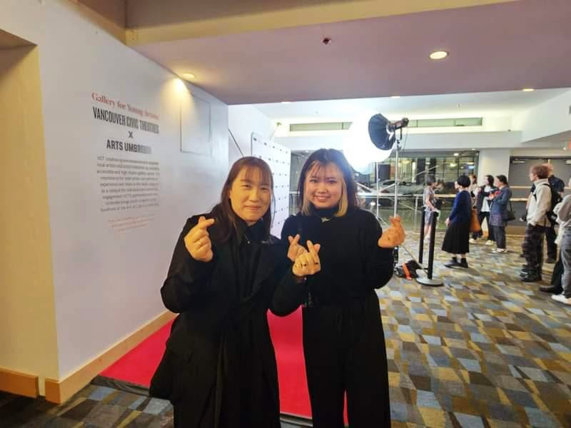 大ファンという湊かなえさん（左）と一緒に記念撮影するSunnyさん。VIFF2022会場で。2022年10月5日。（写真提供：Sunnyさん）