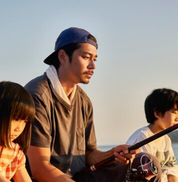 西日本豪雨による土砂災害をテーマにした「とべない風船」、バンクーバーでワールドプレミア上映 映画「とべない風船」より。漁師の憲二(東出昌大)中央。Photo by ©buzzCrow Inc.