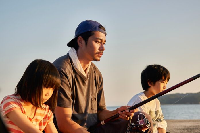 映画「とべない風船」より。漁師の憲二（東出昌大）中央。Photo by ©buzzCrow Inc.