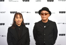 「母性」廣木監督、原作者 湊さんがバンクーバー国際映画祭で舞台あいさつ バンクーバー国際映画祭に参加した「母性(Motherhood)」原作者の湊かなえさん(左)と廣木隆一監督。2022年10月5日レッドカーペットで、at Vancouver Playhouse。Photo by Koichi Saito/The Vancouver Shinpo