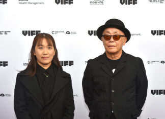 「母性」廣木監督、原作者 湊さんがバンクーバー国際映画祭で舞台あいさつ バンクーバー国際映画祭に参加した「母性(Motherhood)」原作者の湊かなえさん(左)と廣木隆一監督。2022年10月5日レッドカーペットで、at Vancouver Playhouse。Photo by Koichi Saito/The Vancouver Shinpo