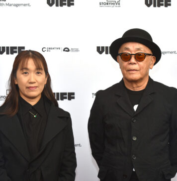「母性」廣木監督、原作者 湊さんがバンクーバー国際映画祭で舞台あいさつ バンクーバー国際映画祭に参加した「母性(Motherhood)」原作者の湊かなえさん(左)と廣木隆一監督。2022年10月5日レッドカーペットで、at Vancouver Playhouse。Photo by Koichi Saito/The Vancouver Shinpo