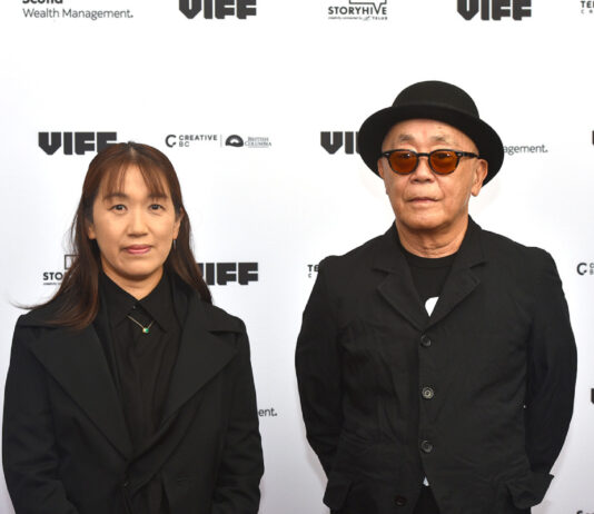 「母性」廣木監督、原作者 湊さんがバンクーバー国際映画祭で舞台あいさつ バンクーバー国際映画祭に参加した「母性(Motherhood)」原作者の湊かなえさん(左)と廣木隆一監督。2022年10月5日レッドカーペットで、at Vancouver Playhouse。Photo by Koichi Saito/The Vancouver Shinpo