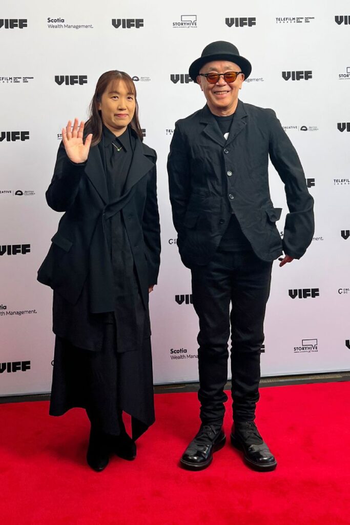 バンクーバー国際映画祭に参加した「母性（Motherhood）」原作者の湊かなえさん（左）と廣木隆一監督。2022年10月5日レッドカーペットで、at Vancouver Playhouse。Photo by Koichi Saito/The Vancouver Shinpo