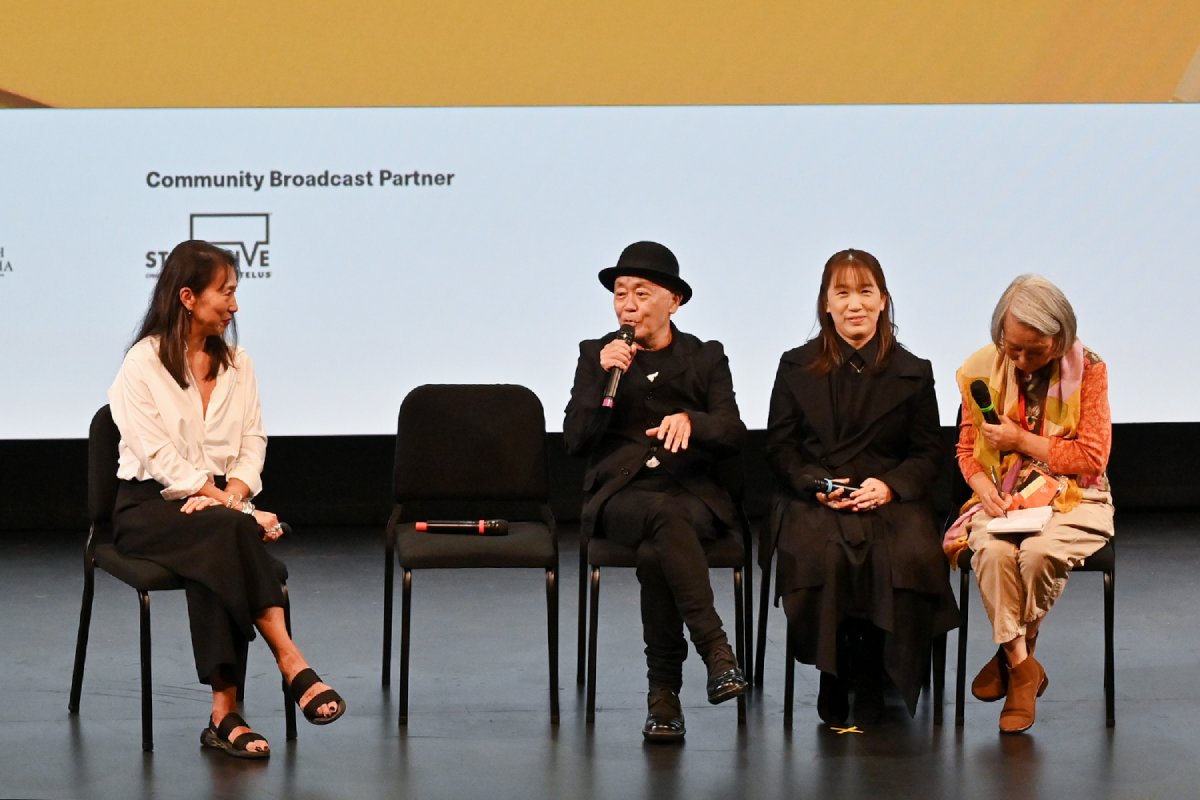 母性（Motherhood）上映後のQ&Aに答える廣木隆一監督（中央）と湊かなえさん（右から2番目）。2022年10月5日、Vancouver Playhouse。Photo by Koichi Saito/The Vancouver Shinpo
