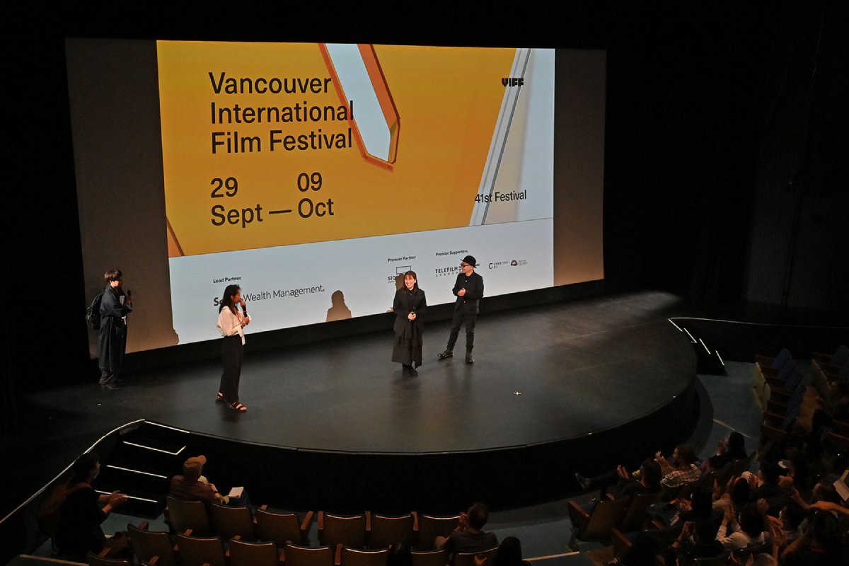 舞台に登場した廣木隆一監督（右端）と湊かなえさん（中央）。2022年10月5日、Vancouver Playhouse。Photo by Koichi Saito/The Vancouver Shinpo