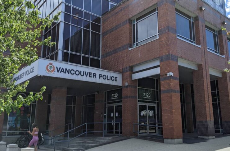 高層コンドの少女転落事故、事件性なしと結論 バンクーバー市キャンビー通りにあるバンクーバー市警。Photo by The Vancouver Shinpo