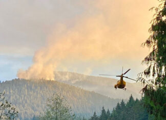 ウエストバンクーバーで山火事発生、大気汚染にも影響 ウエストバンクーバーで発生した山火事。Photo from West Vancouver Fire and Rescue Twitter