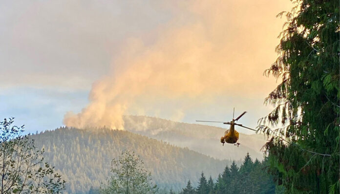 ウエストバンクーバーで発生した山火事。Photo from West Vancouver Fire and Rescue Twitter