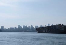 メトロバンクーバーに空気質警報発令 空気質警報が発令されたバンクーバー。ノースバンクーバーからダウンタウンも白くかすむ。Photo by The Vancouver Shinpo Online