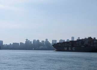 メトロバンクーバーに空気質警報発令 空気質警報が発令されたバンクーバー。ノースバンクーバーからダウンタウンも白くかすむ。Photo by The Vancouver Shinpo Online