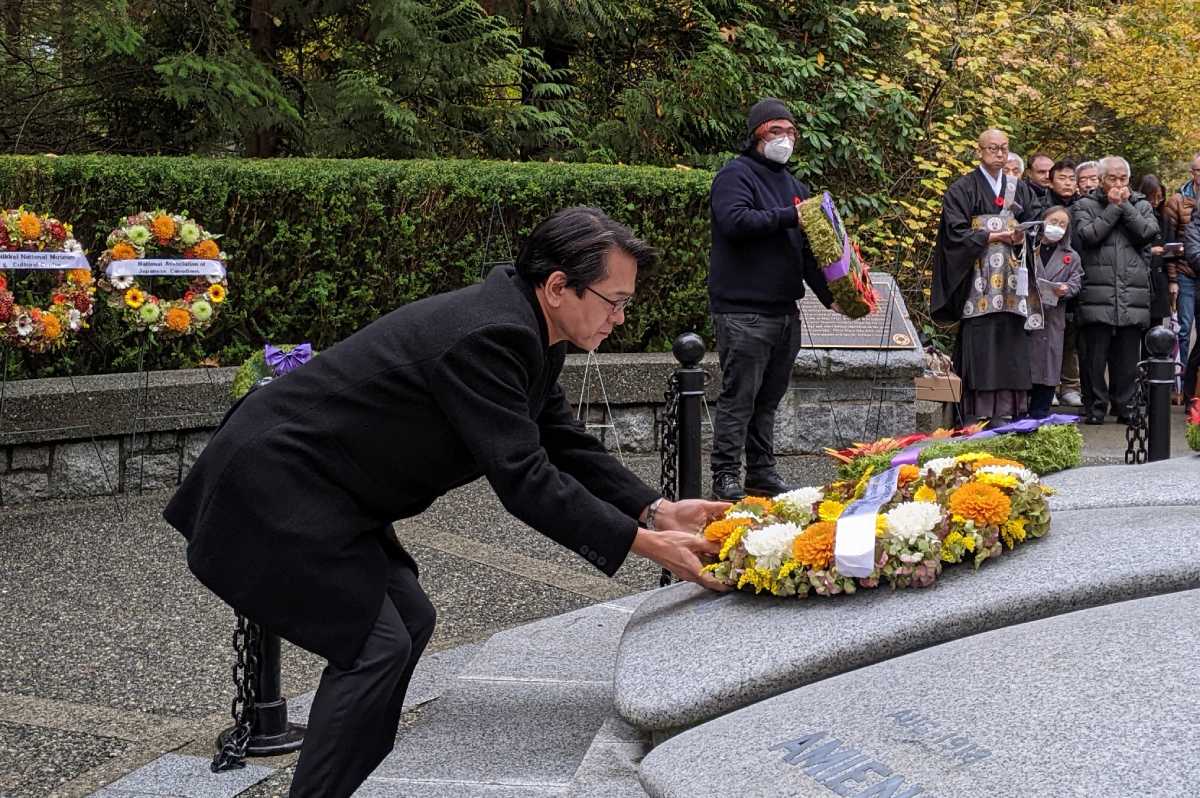 花輪を献花する丸山浩平総領事。2022年11月11日、スタンレーパーク。Photo by The Vancouver Shinpo