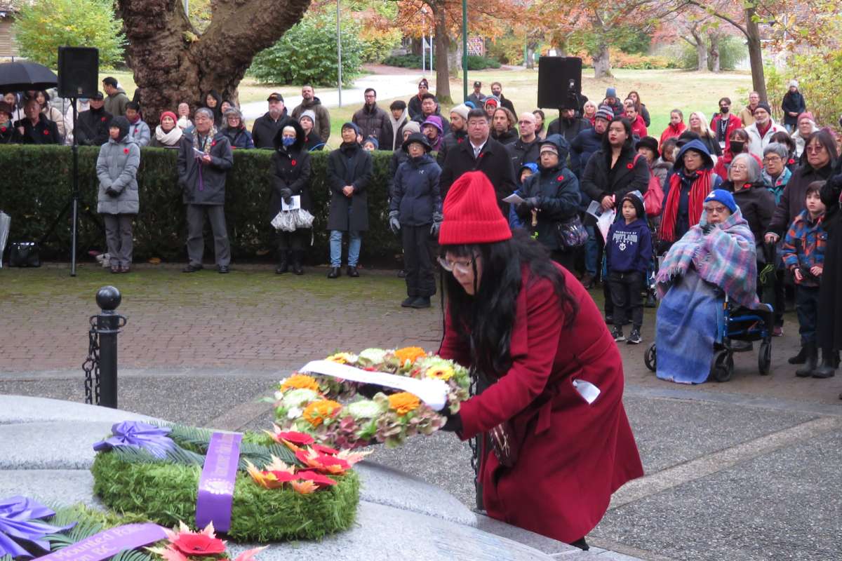 Wreath laying by Lorene Oikawa/Past President of NAJC; November 11, 2022, Stanley Park. Photo by The Vancouver Shinpo