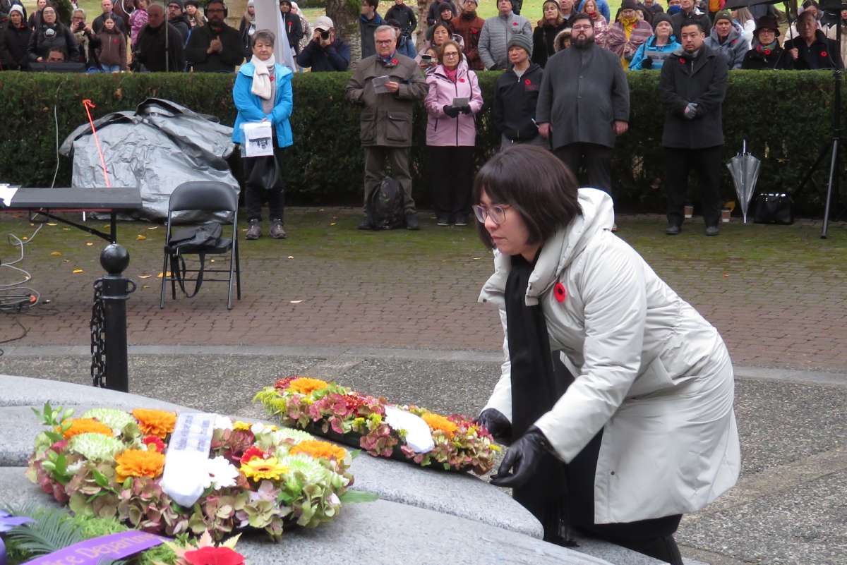Wreath laying by Karah Goshinmon Foster/Executive Director of NNMCC; November 11, 2022, Stanley Park. Photo by The Vancouver Shinpo