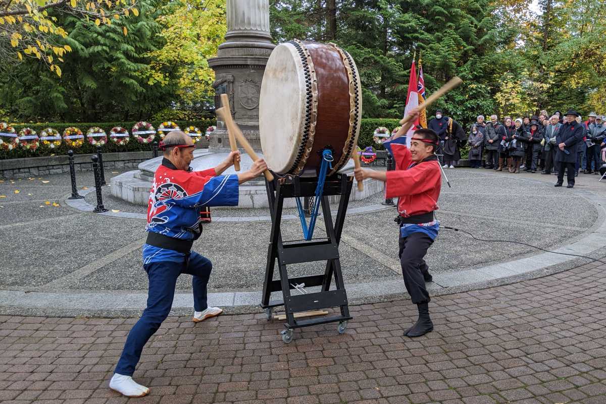オープニングを飾ったチビ太鼓による和太鼓。By Shinobu Homma(right) and Tai Anderson; November 11, 2022, Stanley Park. Photo by The Vancouver Shinpo