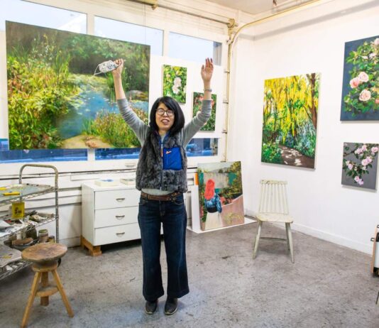 バンクーバーのアートな4日間 “Eastside Culture Crawl” まもなく開催 Ms. Eri Ishii. Photo by Wendy D, provided by The Eastside Art Society