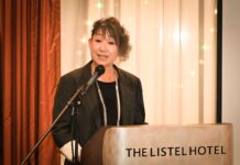 JWBA秋の講演会(前編)「コロナはチャンスだった、地上に降りた機内食」 ジャパンスカイダイニング代表・國光愛さん。講演中には笑いも起こるほど、明るい雰囲気に包まれた。2022年10月13日、バンクーバー市リステルホテルで。Photo by ©Koichi Saito