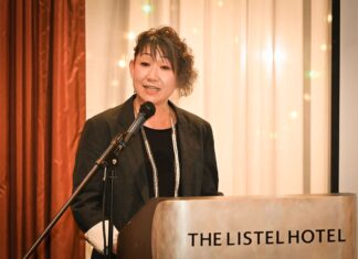 JWBA秋の講演会(前編)「コロナはチャンスだった、地上に降りた機内食」 ジャパンスカイダイニング代表・國光愛さん。講演中には笑いも起こるほど、明るい雰囲気に包まれた。2022年10月13日、バンクーバー市リステルホテルで。Photo by ©Koichi Saito