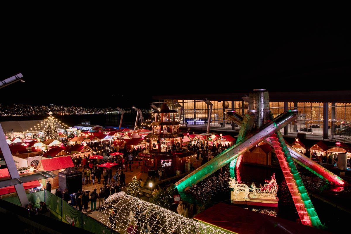 バンクーバーの夜を照らすクリスマスイルミネーション。Photo credit Vancouver Christmas Market/Lindsay Elliot