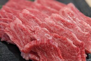 切り方のデモンストレーションのあとの牛肉。2022年11月8日、バンクーバー市内ホテルで。