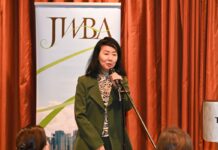 JWBA秋の講演会(後編)「あなたも家が買える、クレジットスコアのからくり」 カナダでのクレジットスコアの重要性について説明するハイディ浜野さん。2022年10月13日、バンクーバー市リステルホテルで。Photo by ©Koichi Saito