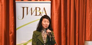 JWBA秋の講演会(後編)「あなたも家が買える、クレジットスコアのからくり」 カナダでのクレジットスコアの重要性について説明するハイディ浜野さん。2022年10月13日、バンクーバー市リステルホテルで。Photo by ©Koichi Saito