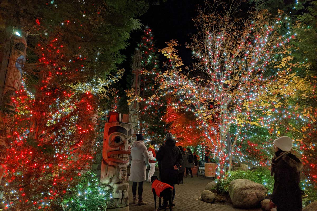 トーテムポールも電飾に囲まれて。Capilano Suspension Bridge Park "Canyon Lights", November 18, 2022.