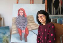 「久しぶりに皆さんにお会いできるのが楽しみです」イーストサイド・カルチャー・クロール参加アーティスト、石井絵里さん 石井絵里さんと、13歳の少女を描いた石井さんの作品。2022年11月11日、Portside Studiosで。Photo by Naomi Mishima/The Vancouver Shinpo