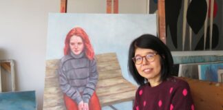 「久しぶりに皆さんにお会いできるのが楽しみです」イーストサイド・カルチャー・クロール参加アーティスト、石井絵里さん 石井絵里さんと、13歳の少女を描いた石井さんの作品。2022年11月11日、Portside Studiosで。Photo by Naomi Mishima/The Vancouver Shinpo