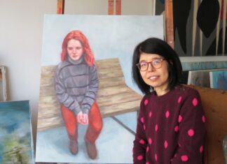 「久しぶりに皆さんにお会いできるのが楽しみです」イーストサイド・カルチャー・クロール参加アーティスト、石井絵里さん 石井絵里さんと、13歳の少女を描いた石井さんの作品。2022年11月11日、Portside Studiosで。Photo by Naomi Mishima/The Vancouver Shinpo