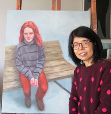 「久しぶりに皆さんにお会いできるのが楽しみです」イーストサイド・カルチャー・クロール参加アーティスト、石井絵里さん 石井絵里さんと、13歳の少女を描いた石井さんの作品。2022年11月11日、Portside Studiosで。Photo by Naomi Mishima/The Vancouver Shinpo