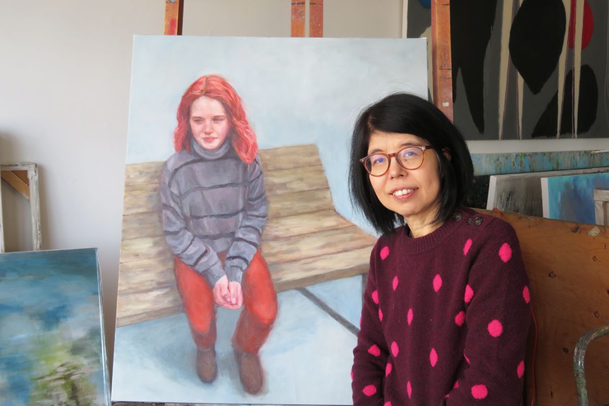 石井絵里さんと、13歳の少女を描いた石井さんの作品。2022年11月11日、Portside Studiosで。Photo by Naomi Mishima/The Vancouver Shinpo