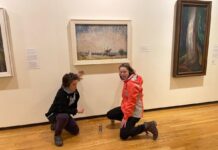 エミリー・カーの作品、メープルシロップをかけられる バンクーバー美術館でエミリー・カーの絵画にメープルシロップをかける環境活動家。2022年11月12日。Photo from Stop Fracking Around twitter