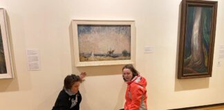 エミリー・カーの作品、メープルシロップをかけられる バンクーバー美術館でエミリー・カーの絵画にメープルシロップをかける環境活動家。2022年11月12日。Photo from Stop Fracking Around twitter