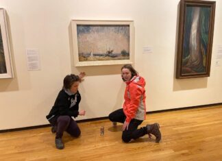 エミリー・カーの作品、メープルシロップをかけられる バンクーバー美術館でエミリー・カーの絵画にメープルシロップをかける環境活動家。2022年11月12日。Photo from Stop Fracking Around twitter