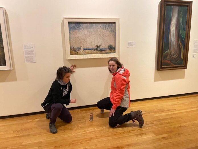 バンクーバー美術館でエミリー・カーの絵画にメープルシロップをかける環境活動家。2022年11月12日。Photo from Stop Fracking Around twitter