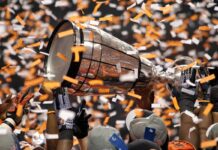 2024年CFLグレイカップはバンクーバーに決定 2011年優勝したBCライオンズ選手がグレイカップを掲げる。バンクーバー市BCプレース、2011年11月27日。Photo by ©Sam Maruyama/Pacific Walkers