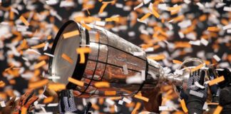 2024年CFLグレイカップはバンクーバーに決定 2011年優勝したBCライオンズ選手がグレイカップを掲げる。バンクーバー市BCプレース、2011年11月27日。Photo by ©Sam Maruyama/Pacific Walkers