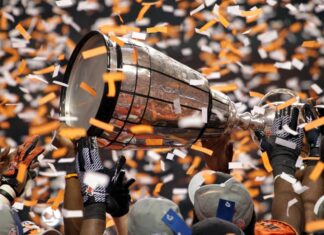 2024年CFLグレイカップはバンクーバーに決定 2011年優勝したBCライオンズ選手がグレイカップを掲げる。バンクーバー市BCプレース、2011年11月27日。Photo by ©Sam Maruyama/Pacific Walkers