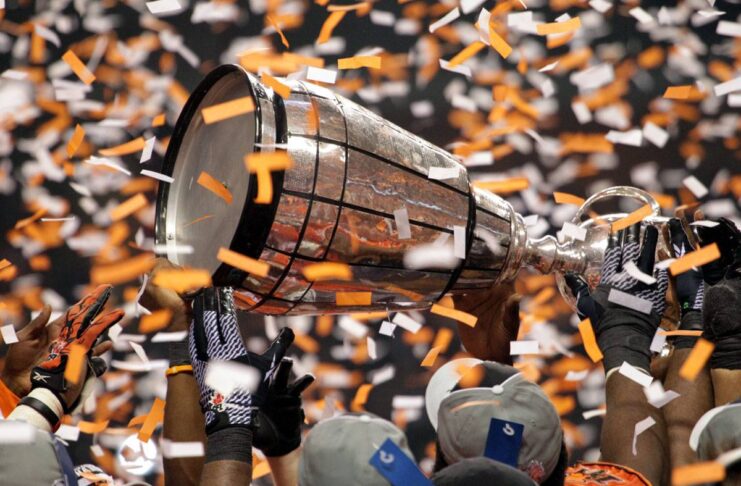 2024年CFLグレイカップはバンクーバーに決定 2011年優勝したBCライオンズ選手がグレイカップを掲げる。バンクーバー市BCプレース、2011年11月27日。Photo by ©Sam Maruyama/Pacific Walkers