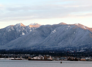 メトロバンクーバーで10センチ以上の積雪に すっかり雪化粧したノースショアの山々。2020年1月。Photo by Naomi Mishima