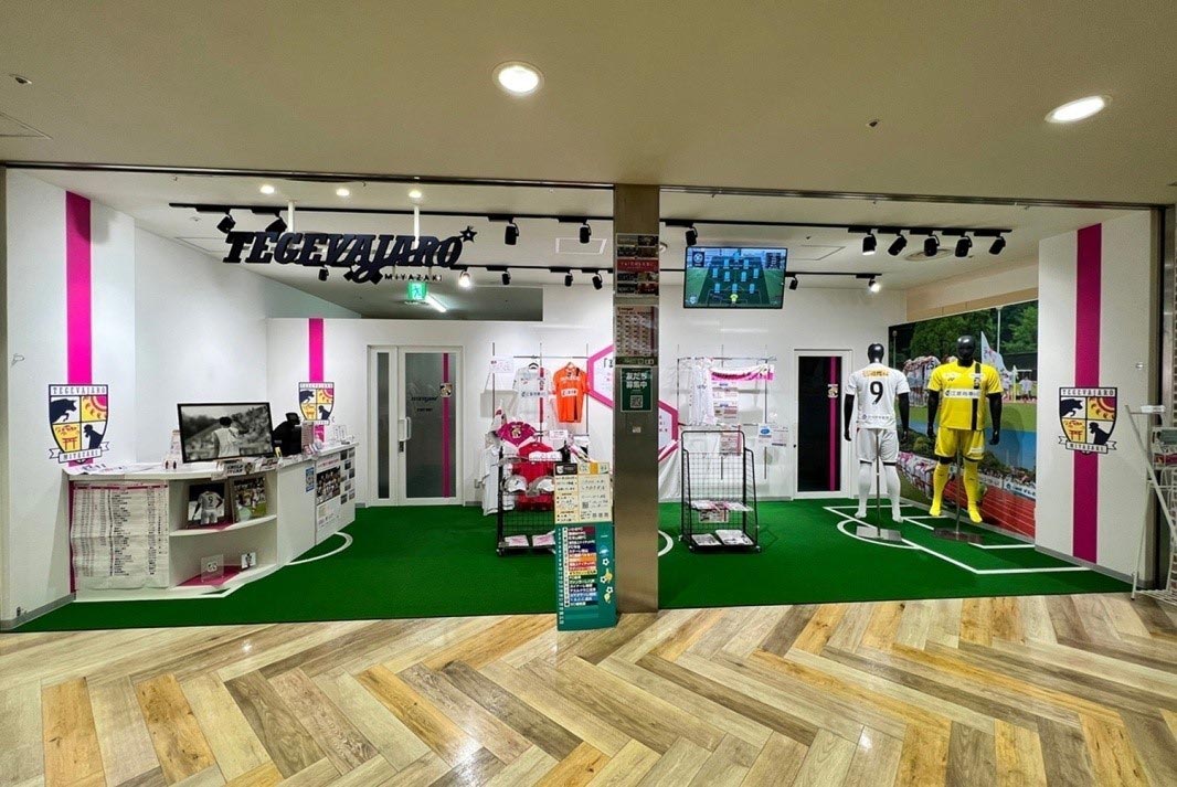 宮崎市内モール内のテゲバジャーロ宮崎のチームショップに展示されたユニフォームと写真。2022年11月、宮崎市宮交シティ・テゲバジャーロ宮崎オフィシャルショップ。Photo by ©Koichi Saito