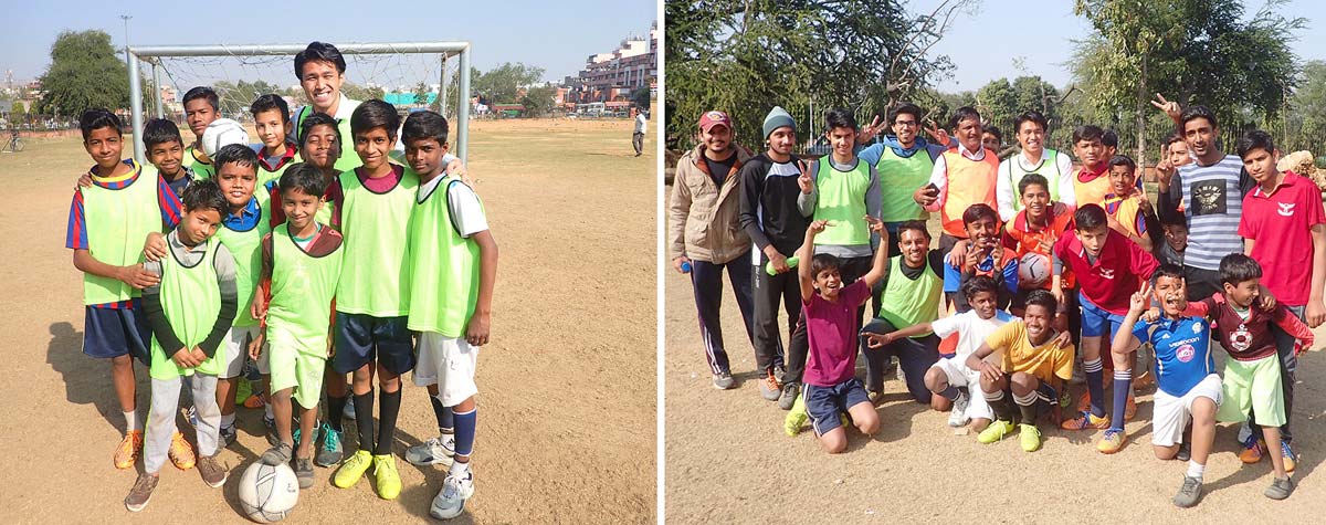 インド・ジャイプールの地元の少年たちとサッカーに興じる工藤さん。2018年1月。Photos by ©Yoshiaki Koga
