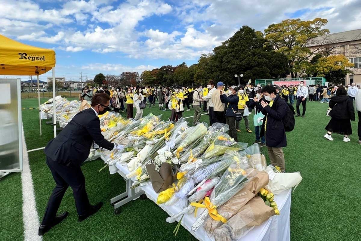 絶えることのない献花者の列。2022年11月千葉県 柏市 日立柏総合グラウンド。Photo by ©Koichi Saito