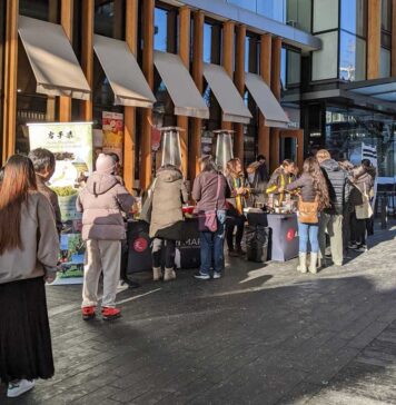 岩手県フェアABURI Marketで開催、最終日には長蛇の列も ABURI Marketで開催された岩手県フェア最終日に長蛇の列が。2022年12月14日、ウエストバンクーバー市。Photo by Naomi Mishima