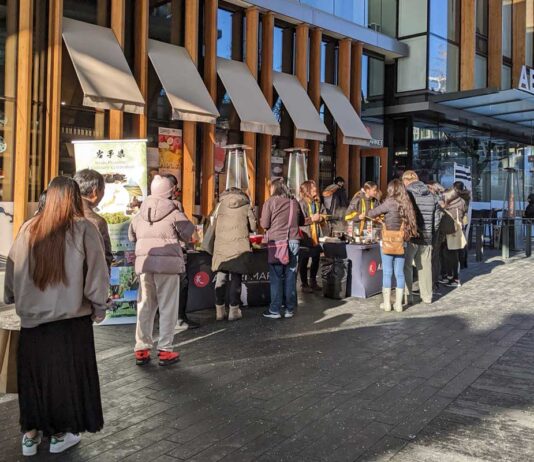 岩手県フェアABURI Marketで開催、最終日には長蛇の列も ABURI Marketで開催された岩手県フェア最終日に長蛇の列が。2022年12月14日、ウエストバンクーバー市。Photo by Naomi Mishima